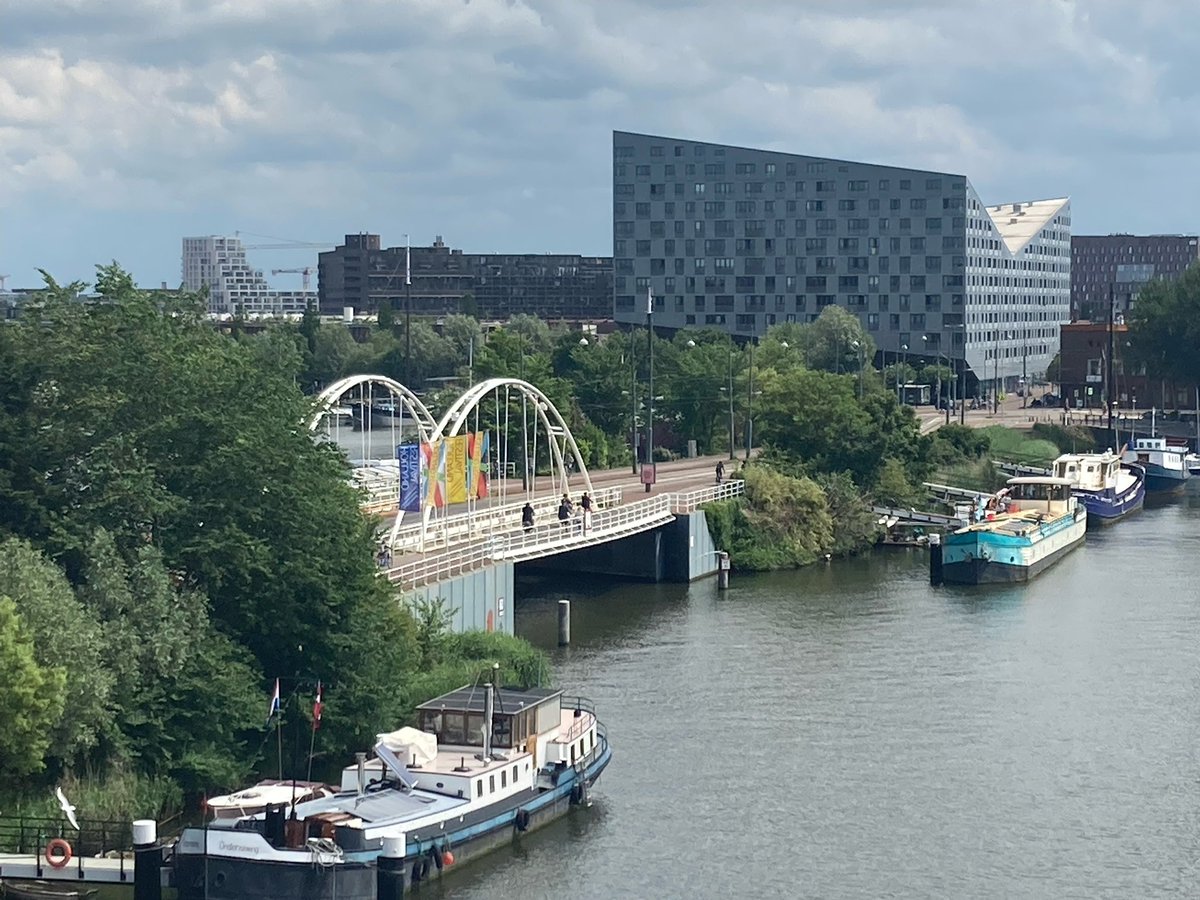 AmsBruggenloop's tweet photo. Waarom de Blauwehoofdbrug deze naam heeft gekregen? We hebben geen idee. Interessant dat de stad een verdedigingsmuur had met 8 poorten en 26 bolwerken. Een mooie route voor een hardlooprondje binnenkort https://t.co/PNkO45klEE https://t.co/rCea04Jt5L