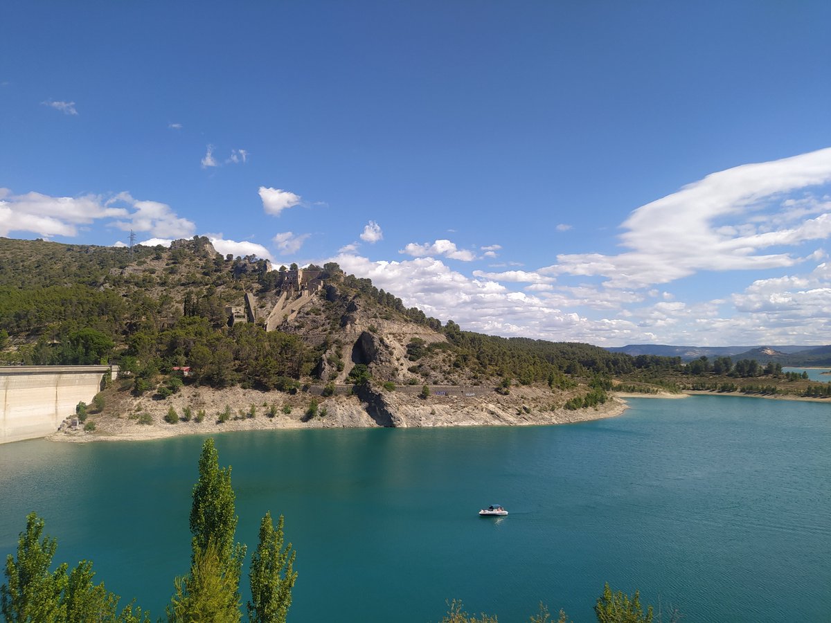 togarbrocen's tweet photo. Imágenes del pantano de Entrepeñas desde el mirador de la zona de baño de las vías https://t.co/zFwuE7QAaC