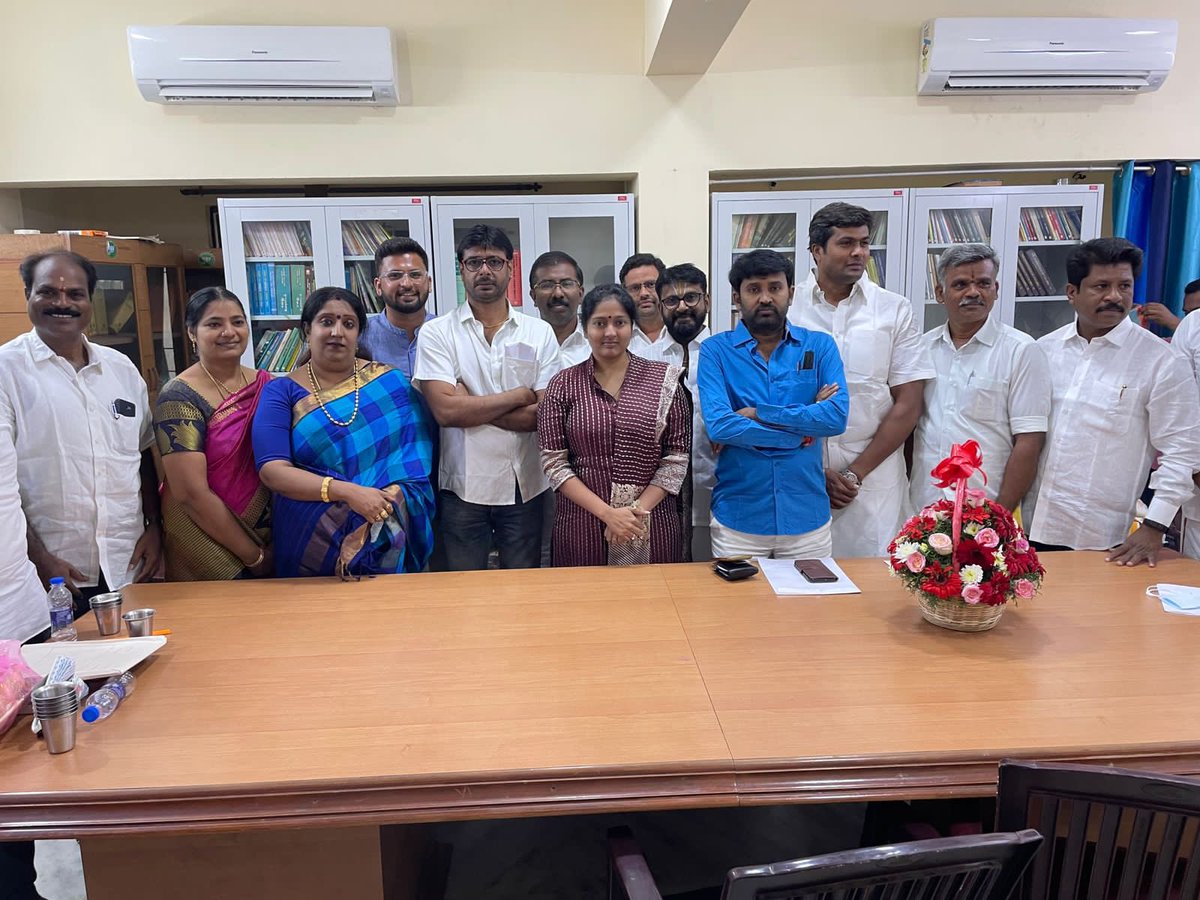 Gayatri_Raguram's tweet photo. வெளிநாடு மற்றும் பிற மாநில தமிழ் வளர்ச்சி பிரிவு முதல் அறிமுக கூட்டம். மாநில தலைவர் திரு @annamalai_k ஜி மற்றும் அமைப்பு செயலாளர் திரு @KesavaVinayakan ஜி அவர்களின் ஆசியுடன் கூட்டம் நடந்தது.
@ActorSashi @ThirumalaiTv @cibi_cm @DrGunasekarAC @MurariRajan2 @GangadharanR9 #Murali https://t.co/Ty3aHVlXR7