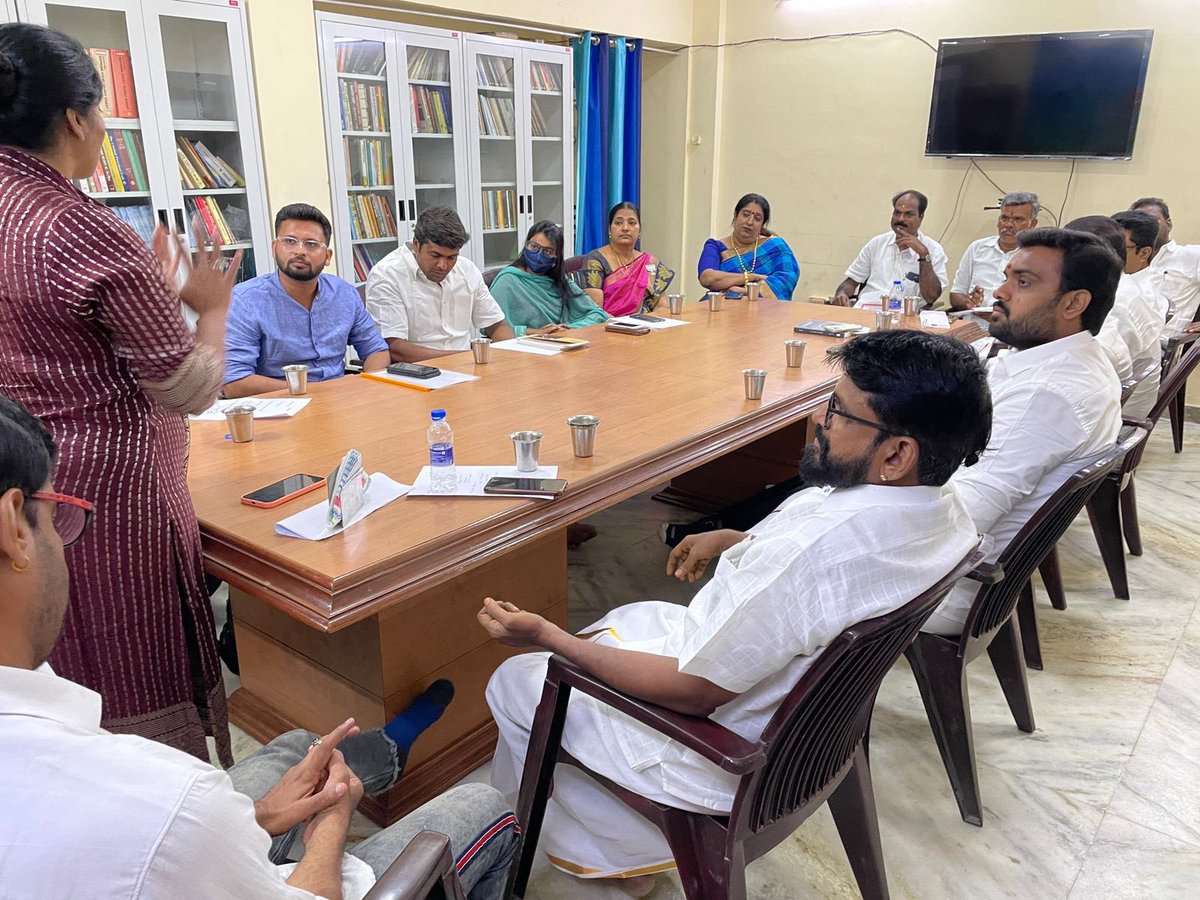 Gayatri_Raguram's tweet photo. வெளிநாடு மற்றும் பிற மாநில தமிழ் வளர்ச்சி பிரிவு முதல் அறிமுக கூட்டம். மாநில தலைவர் திரு @annamalai_k ஜி மற்றும் அமைப்பு செயலாளர் திரு @KesavaVinayakan ஜி அவர்களின் ஆசியுடன் கூட்டம் நடந்தது.
@ActorSashi @ThirumalaiTv @cibi_cm @DrGunasekarAC @MurariRajan2 @GangadharanR9 #Murali https://t.co/Ty3aHVlXR7