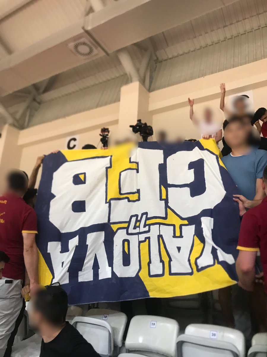 cifturnike's tweet photo. Galatasaray taraftarı Yalova'da oynanan basket maçında GFB Yalova'nın davulunu ve pankartını ele geçirdi. https://t.co/IbDPYMGBvi