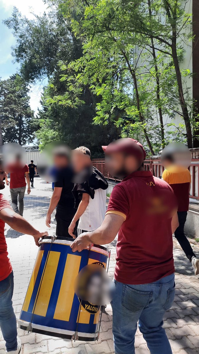 cifturnike's tweet photo. Galatasaray taraftarı Yalova'da oynanan basket maçında GFB Yalova'nın davulunu ve pankartını ele geçirdi. https://t.co/IbDPYMGBvi