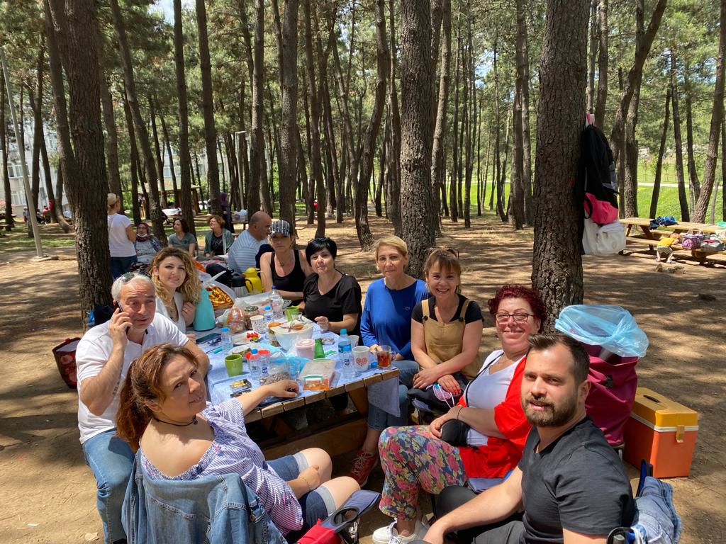 iyipartikartal1's tweet photo. Düzenlemiş olduğumuz pikniğimizde halaylarla, horonlarla el ele omuz omuza İYİ bir gün geçirdik.

Emeği geçen herkese teşekkür ederiz.

@meral_aksener 
@SBugraKavuncu 
@Dilrubaoglckl https://t.co/n08mLWG9rK