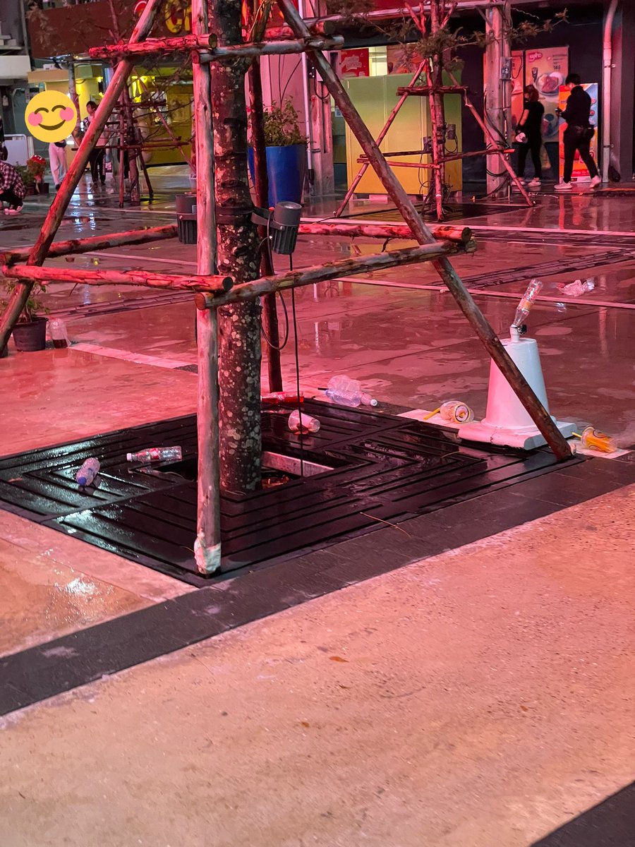 อยากเจริญเหมือนต่างประเทศ มีสเปซให้ดูดนตรีฟรี โชว์ความสามารถ แต่แค่ขยะที่ถือติดมือมายังเอาไปทิ้งให้ลงถังไม่ได้ 🙄