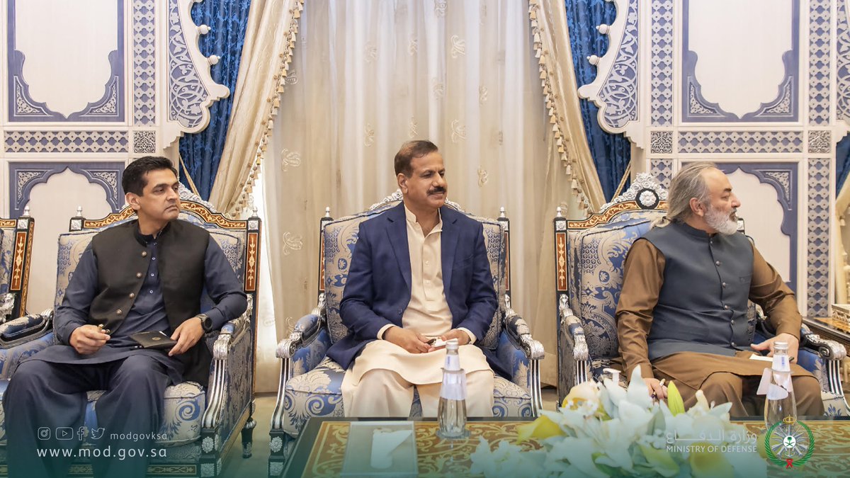modgovksa's tweet photo. سمو ⁧#نائب_وزير_الدفاع⁩ يلتقي معالي قائد الجيش الباكستاني.
#وزارة_الدفاع 
https://t.co/UA19ZnbiOU https://t.co/A48uRnSPCD
