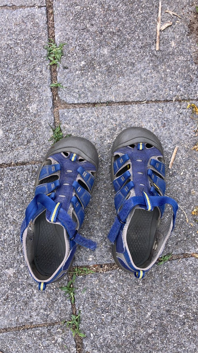 kalinkokamp's tweet photo. Wie o wie herkent deze schoenen? #delenmag https://t.co/VRLZOPTPTS