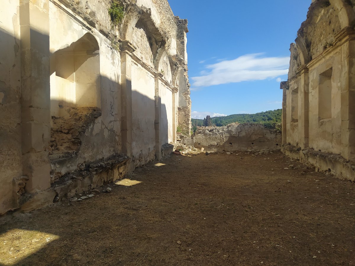 togarbrocen's tweet photo. Al fondo la huerta, a la derecha el comedor, un monje joven leía desde el púlpito, los monjes eran veganos, no bebían agua, sólo vino y cerveza. El prior comía con los monjes, el abad con los huéspedes https://t.co/A2uxPgCqfj