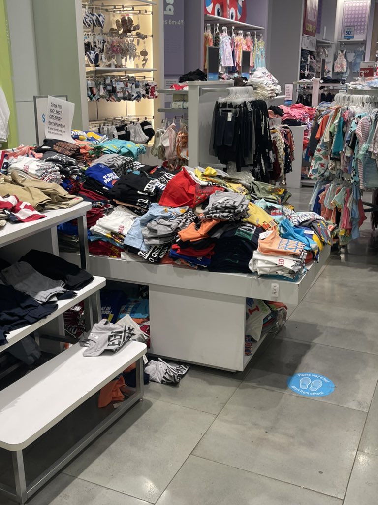 lollypopqueenee's tweet photo. and ask an associate? WHEN THERE’S BARELY ANY PEOPLE WORKING.. Not to add talking about “don’t leave my child unattend” THAT'S NORMAL PARENTING… couldn’t even try on any clothing because there were boxes that filled the fitting room and it was a complete train wreck to walk into https://t.co/GorFYpWecw