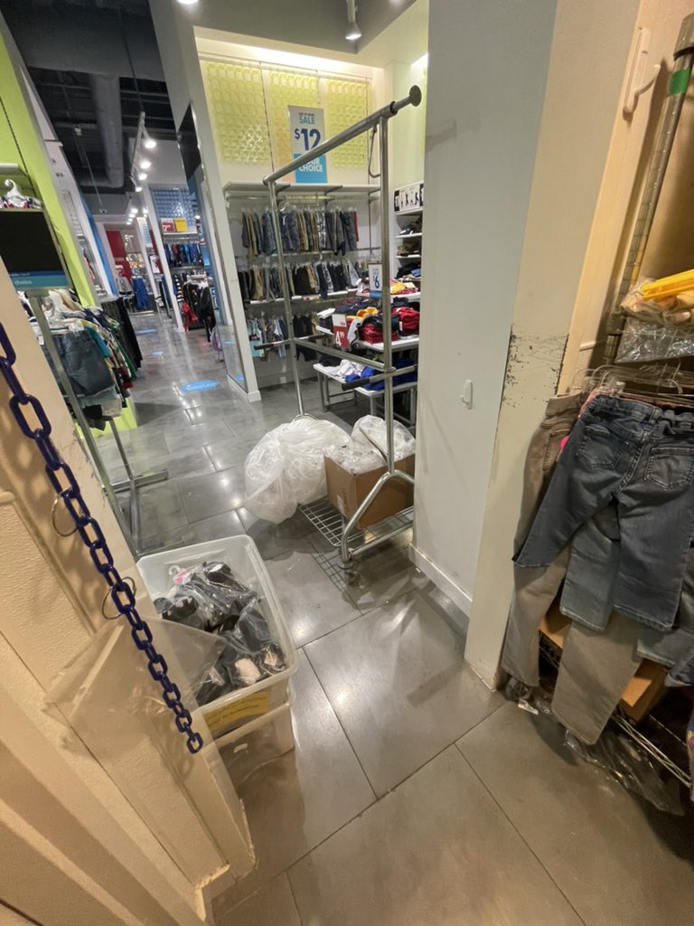 lollypopqueenee's tweet photo. and ask an associate? WHEN THERE’S BARELY ANY PEOPLE WORKING.. Not to add talking about “don’t leave my child unattend” THAT'S NORMAL PARENTING… couldn’t even try on any clothing because there were boxes that filled the fitting room and it was a complete train wreck to walk into https://t.co/GorFYpWecw