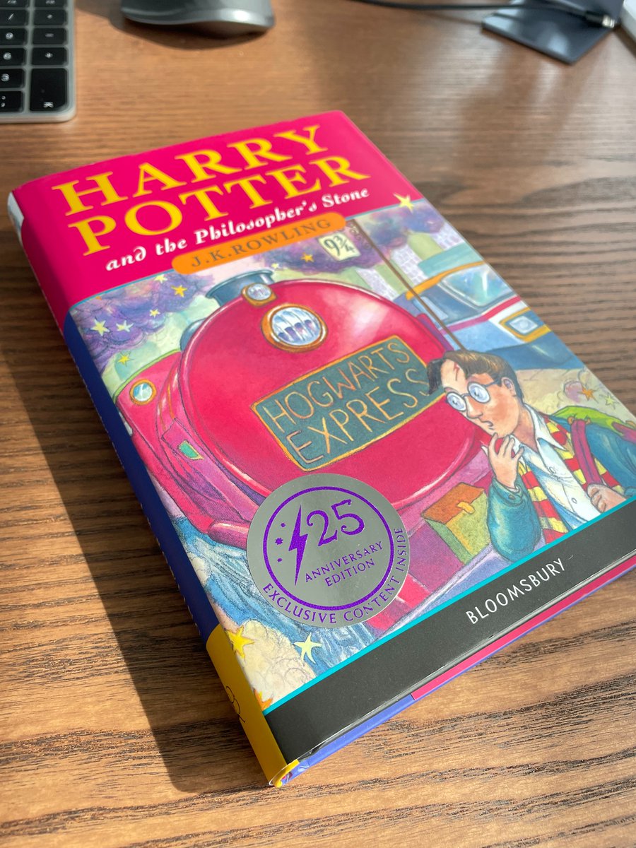 craftureNL's tweet image. Very humbled by this, it’s truly a privilege working with the people and minds behind pop culture’s finest 🙏🏽

Thank you and happy 2️⃣5️⃣th 🎉 @BloomsburyBooks | @wizardingworld | @WarnerBrosNL