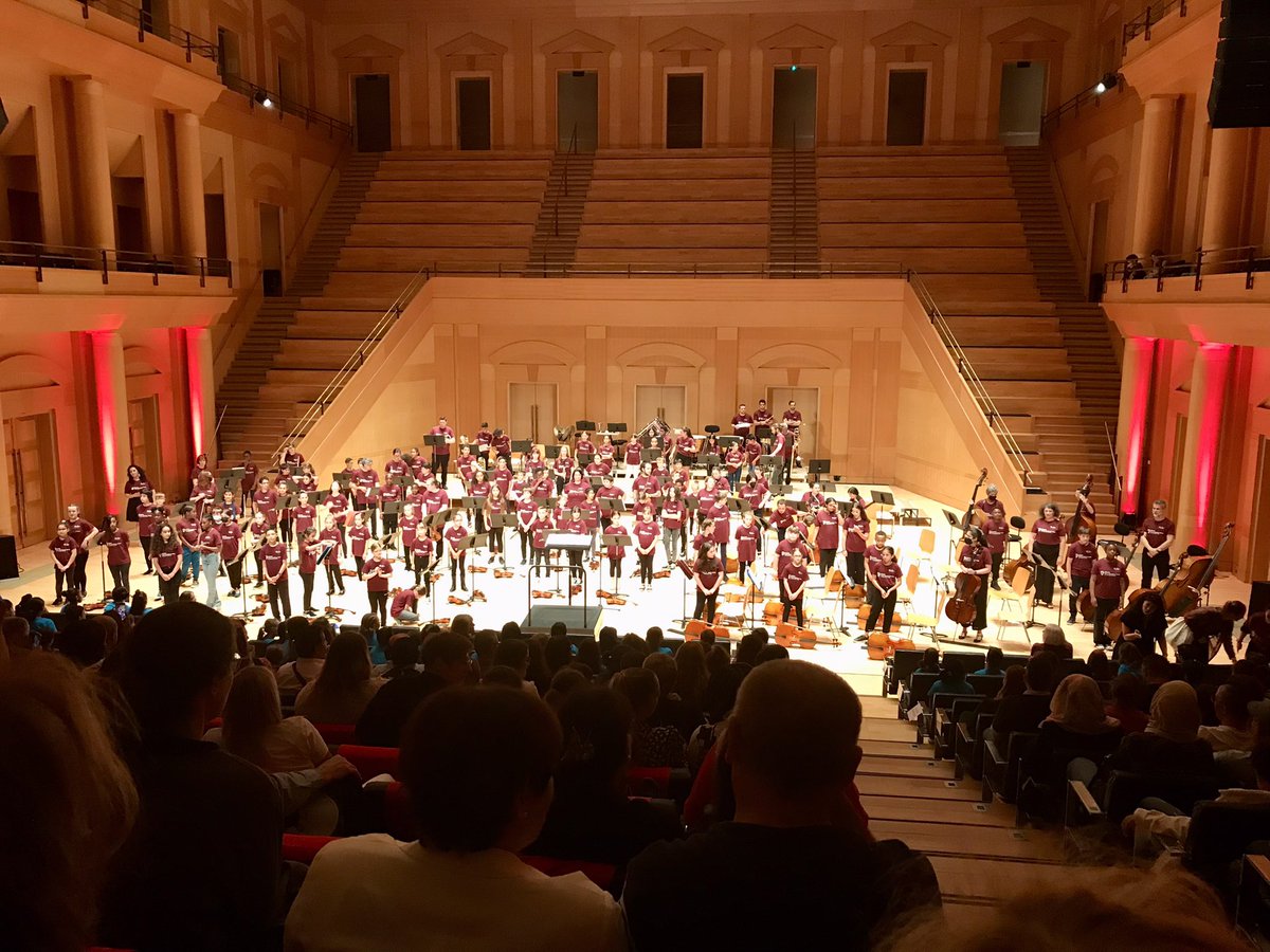 C’est le grand jour ! 2 orchestres de près de 200 jeunes des QPV de Metz, Nord et Est Mosellan, se produisent à l’Arsenal de #Metz. 2 ans d’apprentissage de la musique et du vivre ensemble grâce au programme <a href="/orchestresdemos/">Orchestres Démos</a>  porté par <a href="/CiteMusicale/">Cité musicale-Metz</a> avec <a href="/FondationEngie/">Fondation ENGIE</a>