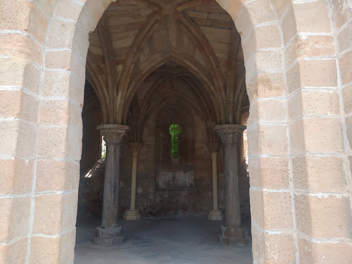 togarbrocen's tweet photo. La Sala Capitular donde se celebraban los actos importantes con presencia del abad, la Sala se sostiene sobre esas dos columnas, originales https://t.co/yI3XW86K9c