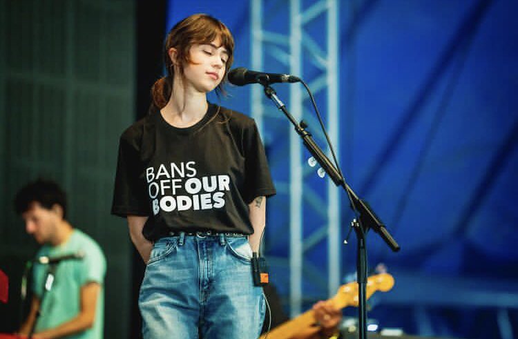 clairouniversal's tweet photo. claire at Glastonbury Festival. 

📸 - @NMEmagazine1 
#clairo #clairocottrill #clairouniversal #clairofans https://t.co/dYcHdy2sVr