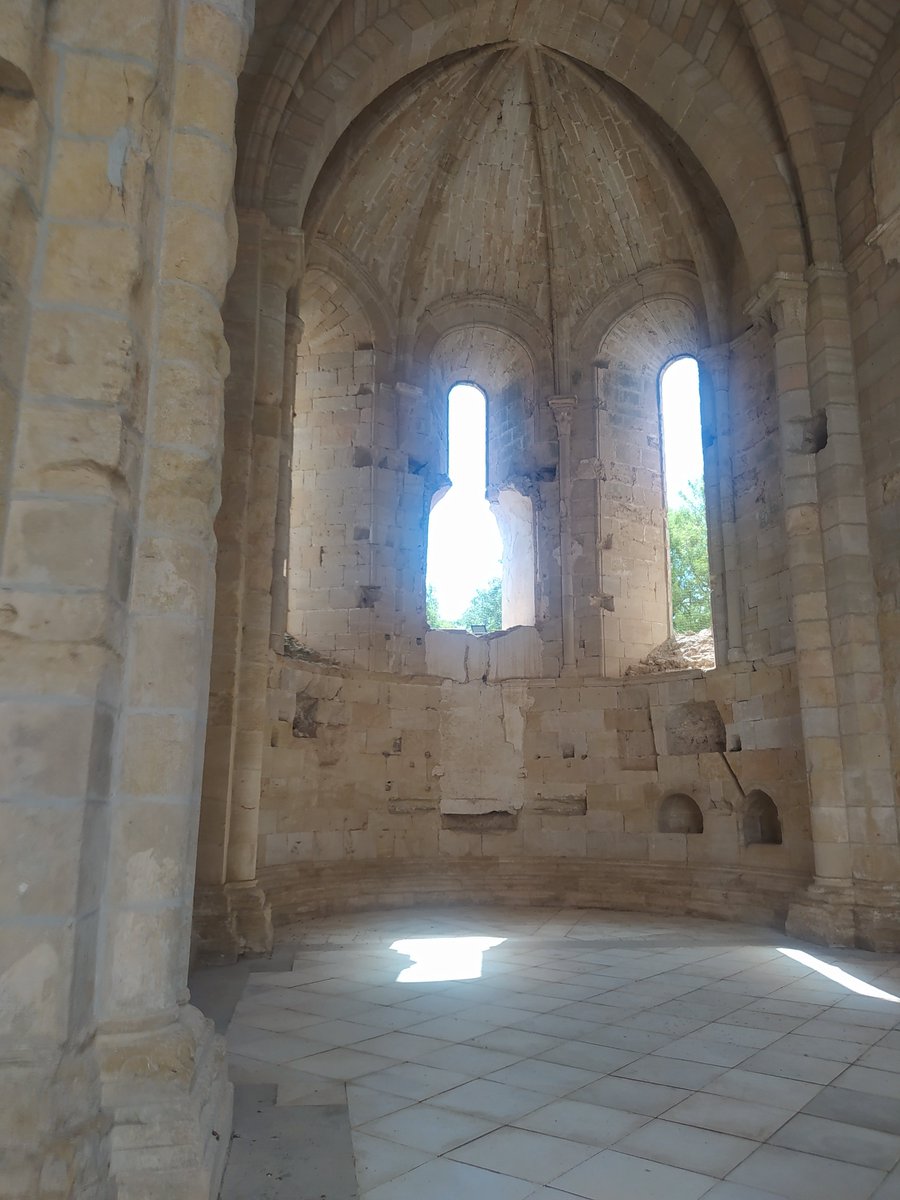 togarbrocen's tweet photo. La iglesia, a la derecha el altar mayor, estaría presidido por la Virgen de Monsalud, encima de la puerta donde los monjes enfermos escuchaban misa. La iglesia se construye en lo que fue una ermita visigoda. https://t.co/nRZS3sIF5O