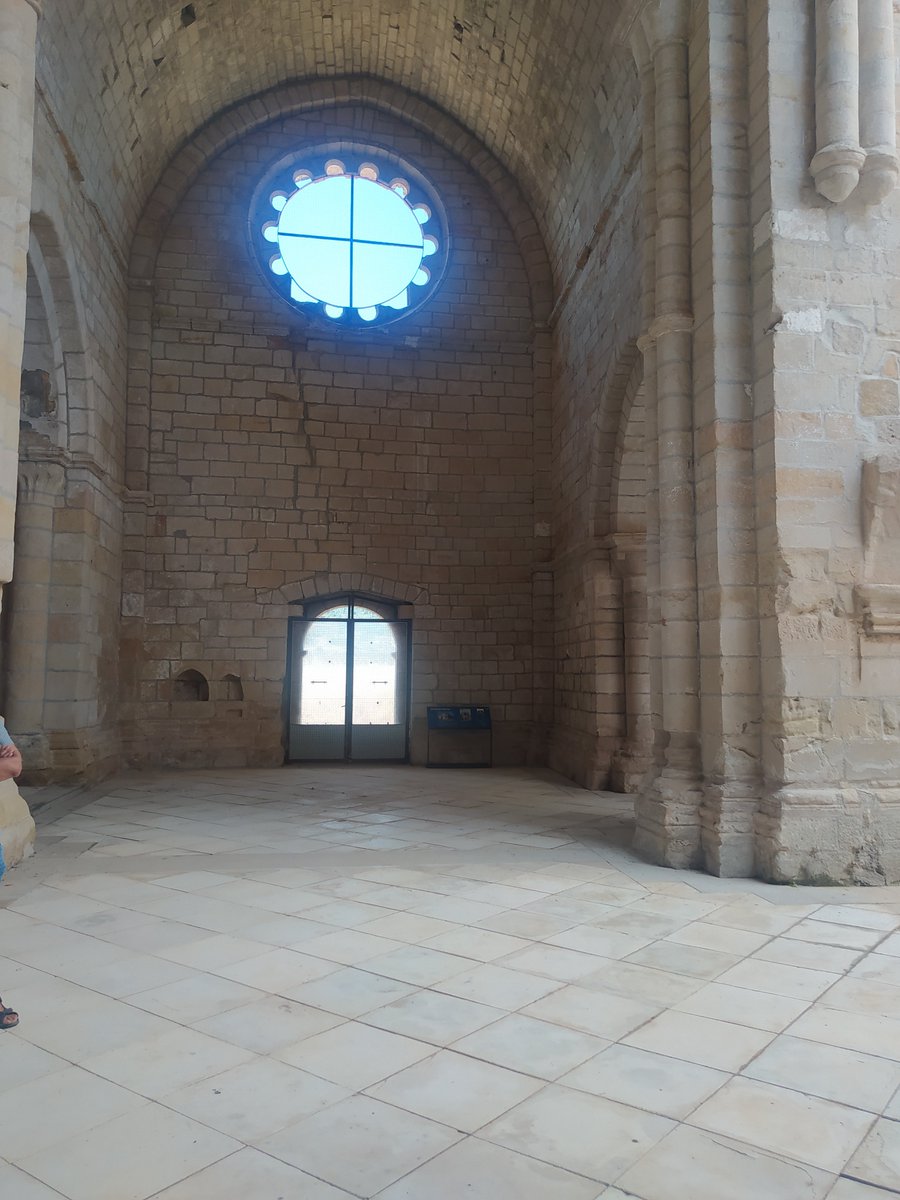 togarbrocen's tweet photo. La iglesia, a la derecha el altar mayor, estaría presidido por la Virgen de Monsalud, encima de la puerta donde los monjes enfermos escuchaban misa. La iglesia se construye en lo que fue una ermita visigoda. https://t.co/nRZS3sIF5O