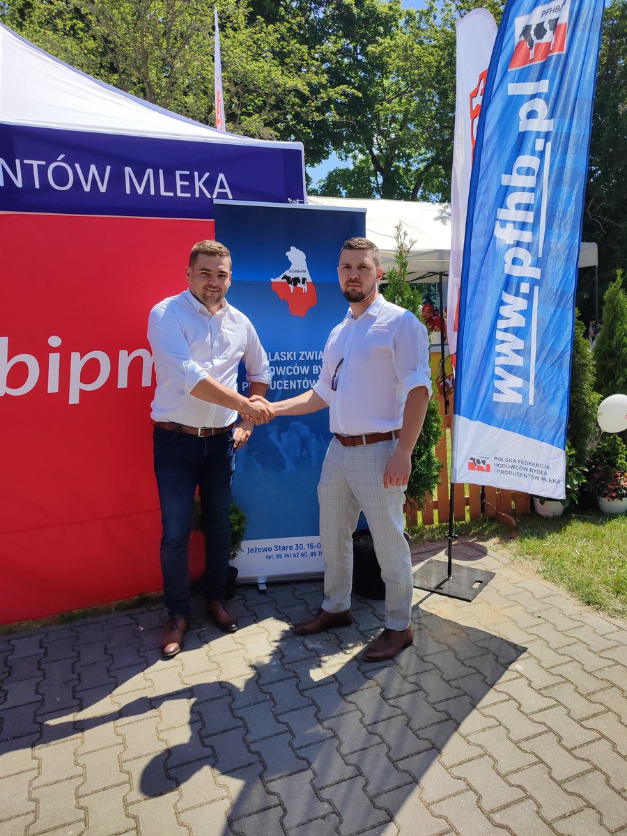 k_krupinski's tweet photo. Szepietowo wystawa zwierząt hodowlanych #bydlo #milk #mleko #podlasie #pfhbipm #wystawa #champion https://t.co/5fp7UFwQOk