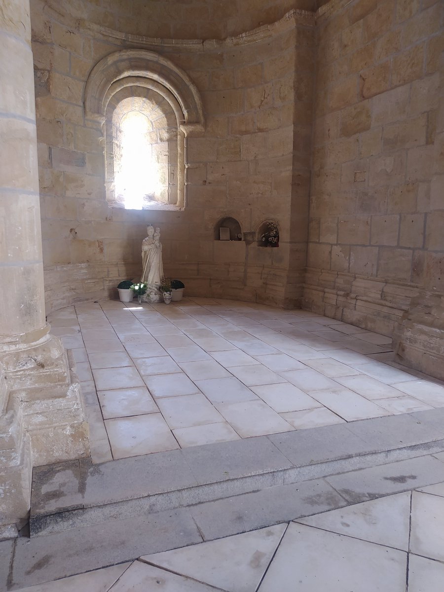 togarbrocen's tweet photo. A la izquierda de la puerta de la iglesia el rosetón que forma parte de la fachada principal. La imagen de la Virgen de Monsalud se destruyó en la guerra civil, se presume visigoda, de altura de una doncella y con un peso de 600 kg https://t.co/Pbt627wjFV