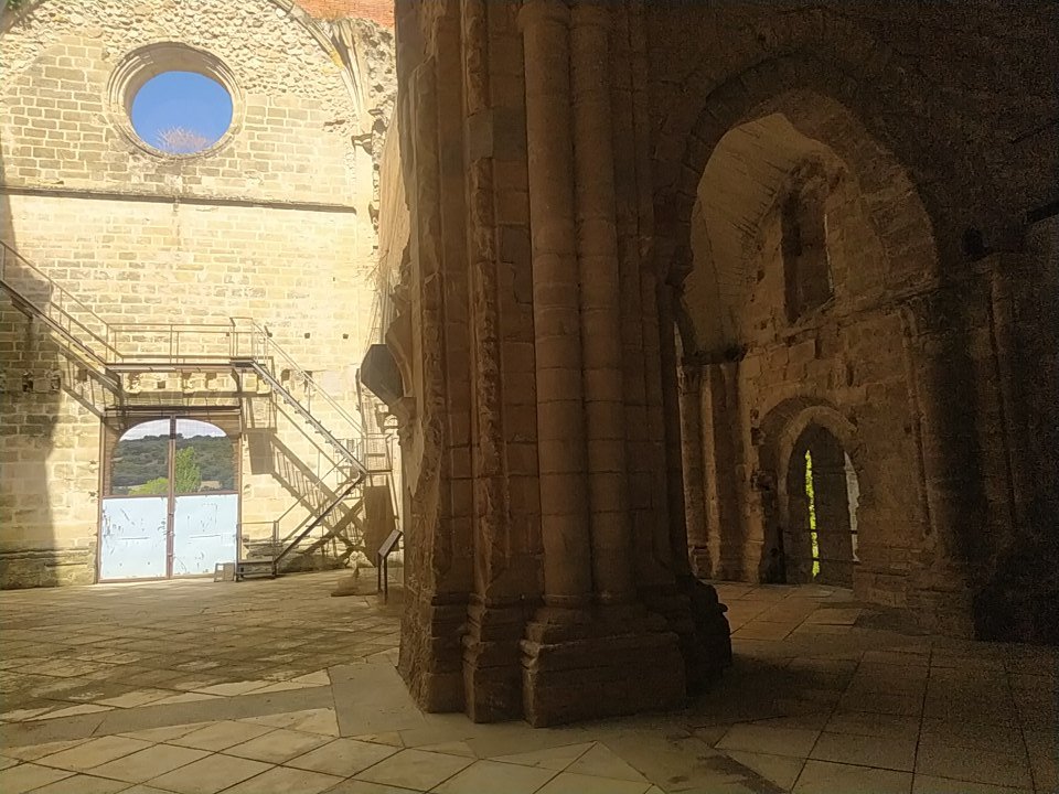 togarbrocen's tweet photo. A la izquierda de la puerta de la iglesia el rosetón que forma parte de la fachada principal. La imagen de la Virgen de Monsalud se destruyó en la guerra civil, se presume visigoda, de altura de una doncella y con un peso de 600 kg https://t.co/Pbt627wjFV