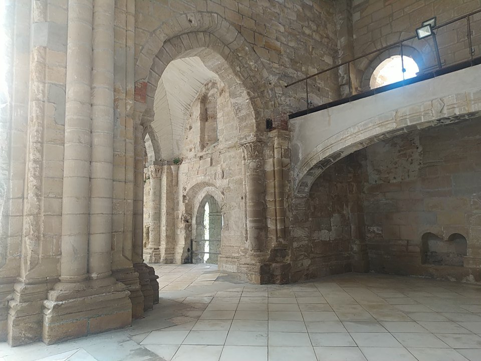 togarbrocen's tweet photo. A la izquierda de la puerta de la iglesia el rosetón que forma parte de la fachada principal. La imagen de la Virgen de Monsalud se destruyó en la guerra civil, se presume visigoda, de altura de una doncella y con un peso de 600 kg https://t.co/Pbt627wjFV