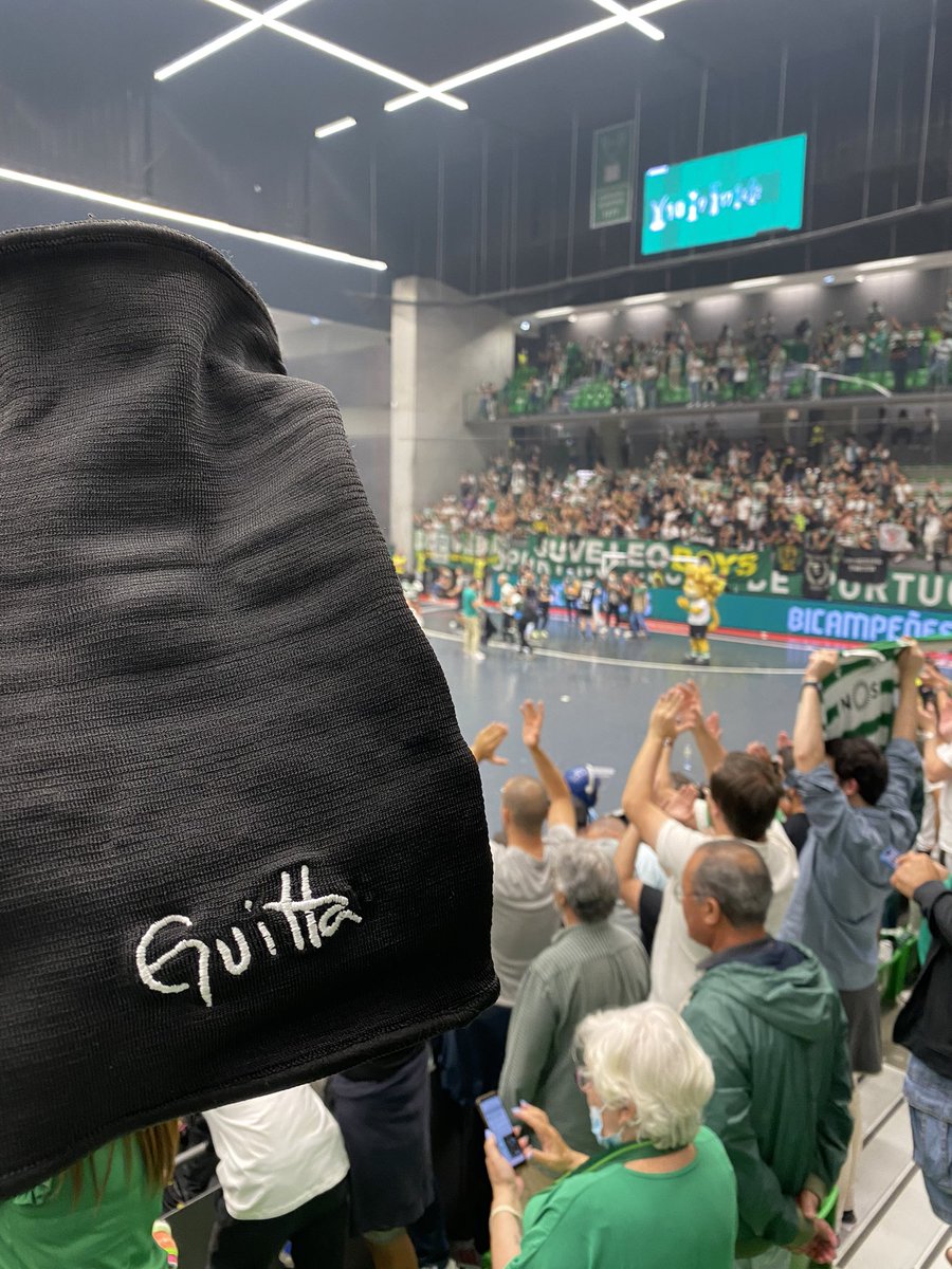 Quantas bolas foram defendidas por estas joelheiras?
Quantos golos “certos” foram impedidos?
Fazem parte deste título e agora… do Museu cá de 🏡!
Obrigado <a href="/Guitta_19/">Thiago Mendes Rocha</a> ! 
SOMOS CAMPEÕES 🇳🇬🇳🇬🇳🇬 #DiaDeSporting #SportingCP