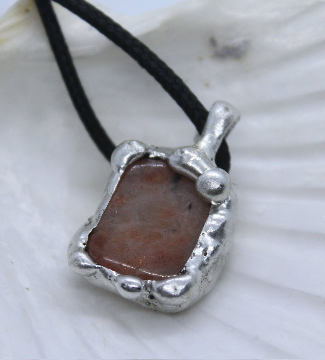 ☀️sunstone pendant☀️
This little guy will be available on my website tonight.