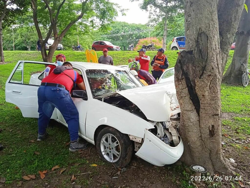 AccidentesVE's tweet photo. #26Jun Protección Civil dió Atención Pre Hospitalaria a (2) Ciudadanos Lesionados Involucrados en Choque con Objeto Fijo en la Avenida Universidad a la Altura del Parque Los Apamates municipio Mario Briceño Iragorry del estado Aragua.

#Maracay #Aragua #… https://t.co/6pKsJdQxB0 https://t.co/dnNyEULO8j
