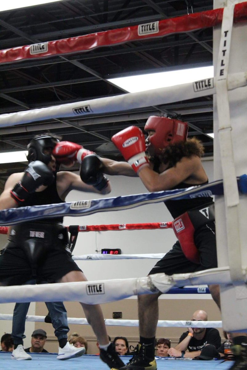 GucciConverses's tweet photo. Yeah 4th boxing fight, took the W, 4-0 amateur, lookin for 5-0 https://t.co/giTSGyt4Kz