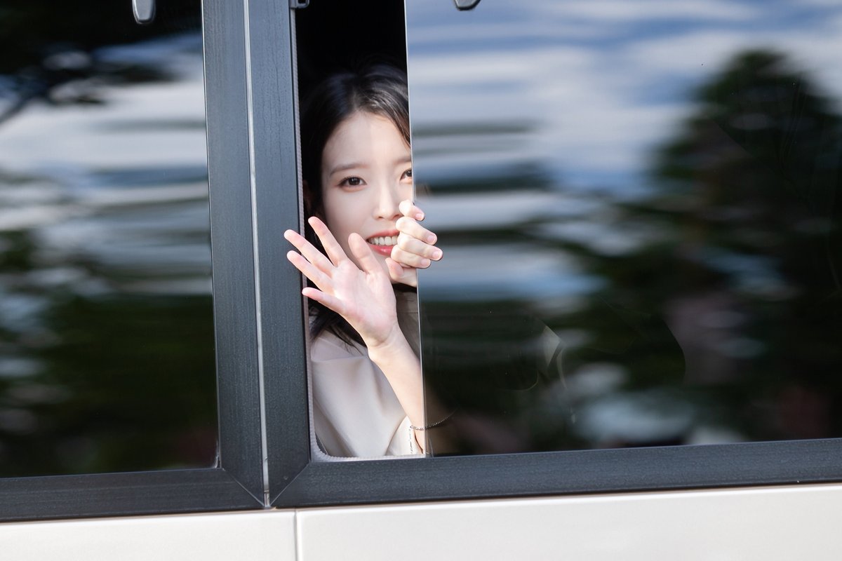sootycar's tweet photo. [2022.06.26]
아이유 (@lily199iu) 
유나이티드 시네마 도요스 퇴근 직찍 by STC
#ベイビーブローカー
#IU #아이유 #이지은 #あいゆ https://t.co/JsXA6tHQYB