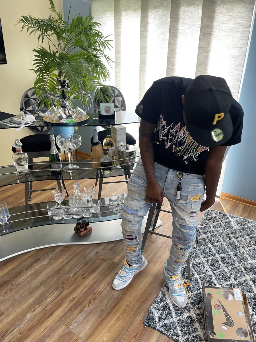 __almightyP's tweet photo. Stand up nigga if he ever get a bond he ain’t gone never sit 🫡🔗 https://t.co/LFoWjXadan