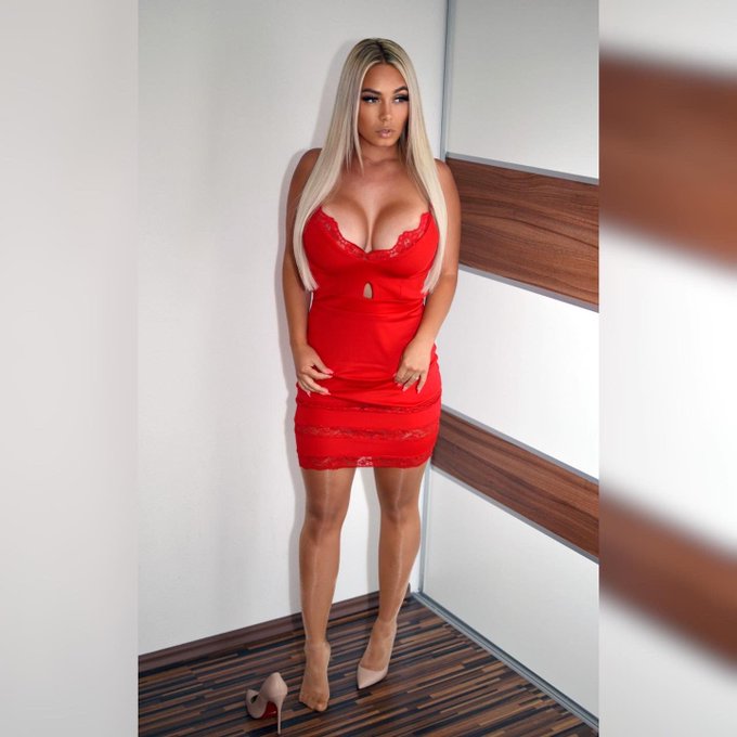 Red dress with stockings? ❤️ https://t.co/VzbG6bxY0v<a href="/tag/nylonsforever"class="tags"><span>#nylonsforever</span></a>