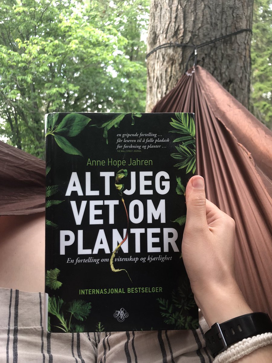 Took my hammock to the park to finish this fascinating book. Recommended for anyone who likes plants and/or science 🌱🧑🏻‍🔬