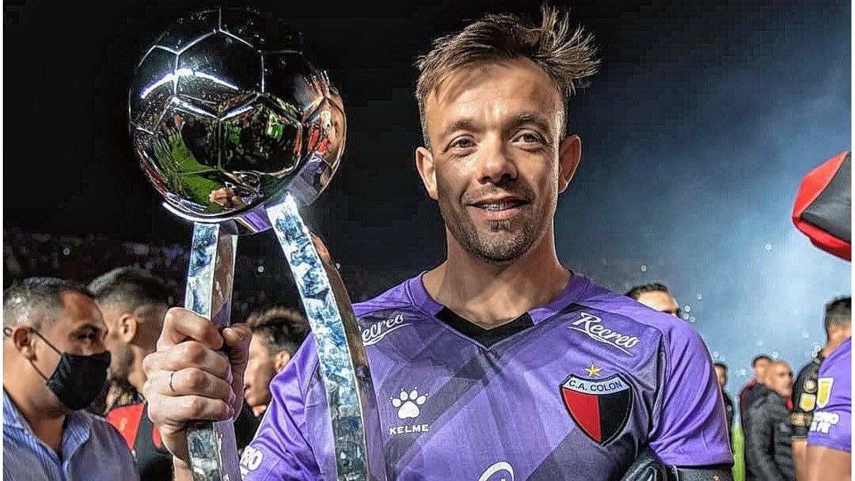 pescadorsabale's tweet photo. Gracias eternas @BurianLeonardo! Idolo total. El arquero más importante y determinante en la historia del club. Te merecías una despedida mejor, lo que hiciste en Colón no se olvida en la vida. Hasta siempre Cachorro ♥️ https://t.co/90wQW2oWIm