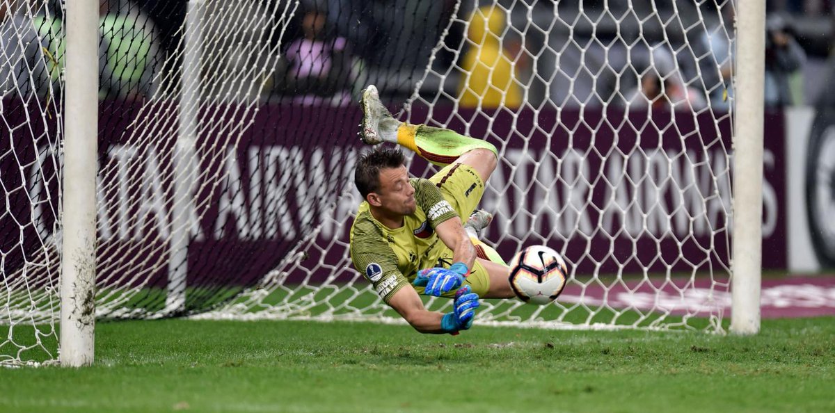 pescadorsabale's tweet photo. Gracias eternas @BurianLeonardo! Idolo total. El arquero más importante y determinante en la historia del club. Te merecías una despedida mejor, lo que hiciste en Colón no se olvida en la vida. Hasta siempre Cachorro ♥️ https://t.co/90wQW2oWIm