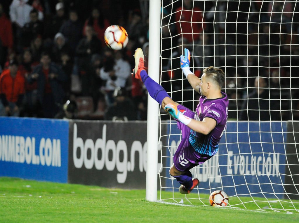 pescadorsabale's tweet photo. Gracias eternas @BurianLeonardo! Idolo total. El arquero más importante y determinante en la historia del club. Te merecías una despedida mejor, lo que hiciste en Colón no se olvida en la vida. Hasta siempre Cachorro ♥️ https://t.co/90wQW2oWIm