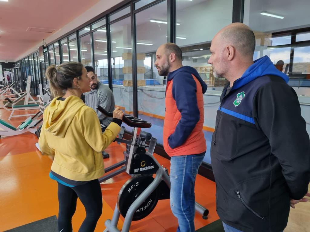 WalterVuotoTDF's tweet photo. Reinaugurado a nuevo a principios de año, además de vecinos y vecinas, se entrenan deportistas de alto rendimiento de la ciudad en su preparación para las diversas competencias.

#UshuaiaMásActiva
#GestiónWalterVuoto https://t.co/AjwpOqeW4e