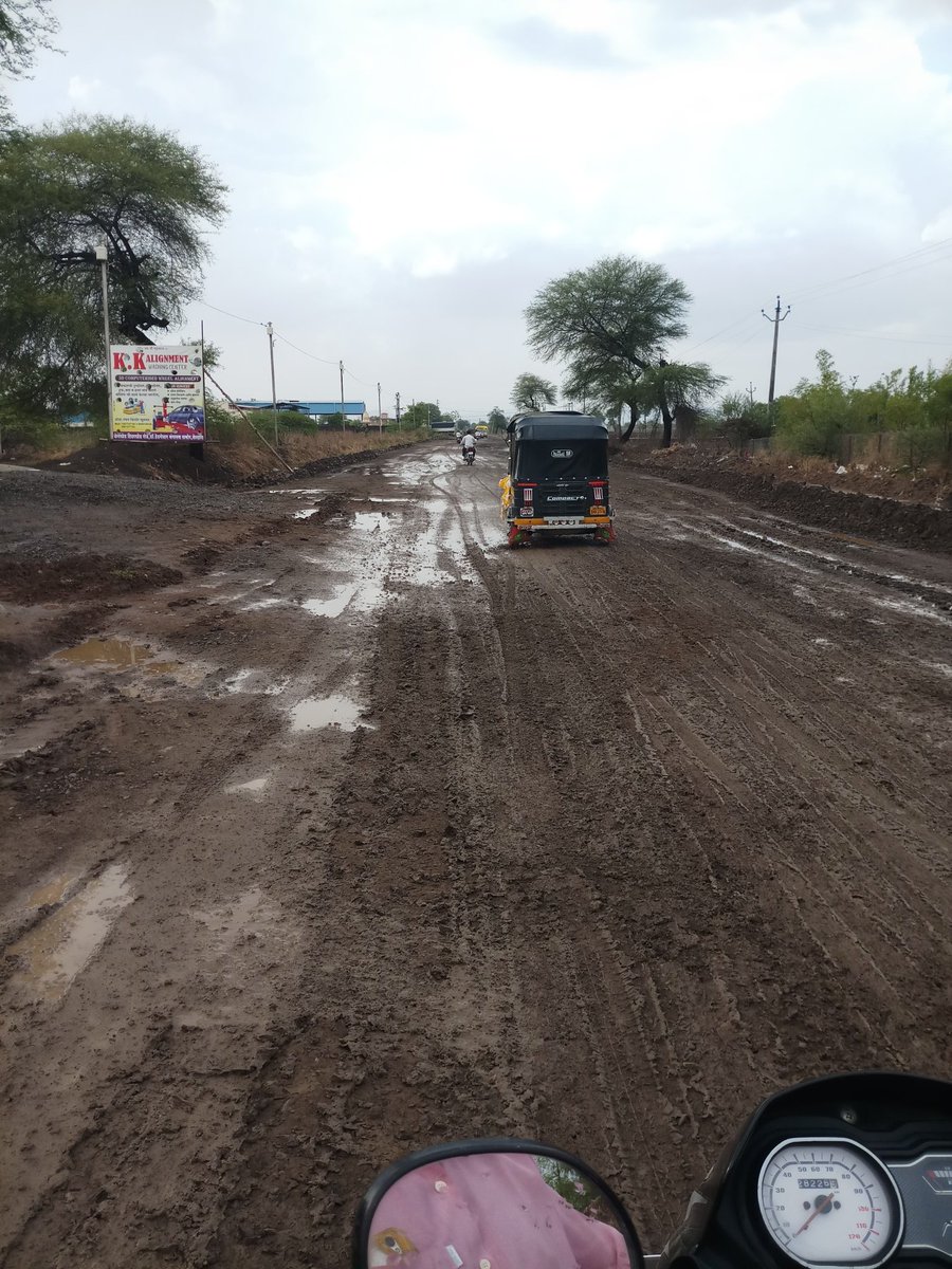 NBihade's tweet image. तेल्हारा तालुक्यातील रस्त्या बद्दल निर्णय घ्या. अतिशय विदारक चित्र आहे.आमच्या सारख्या जनतेला तुमच्या शी संपर्क होऊ  देत नाहित.