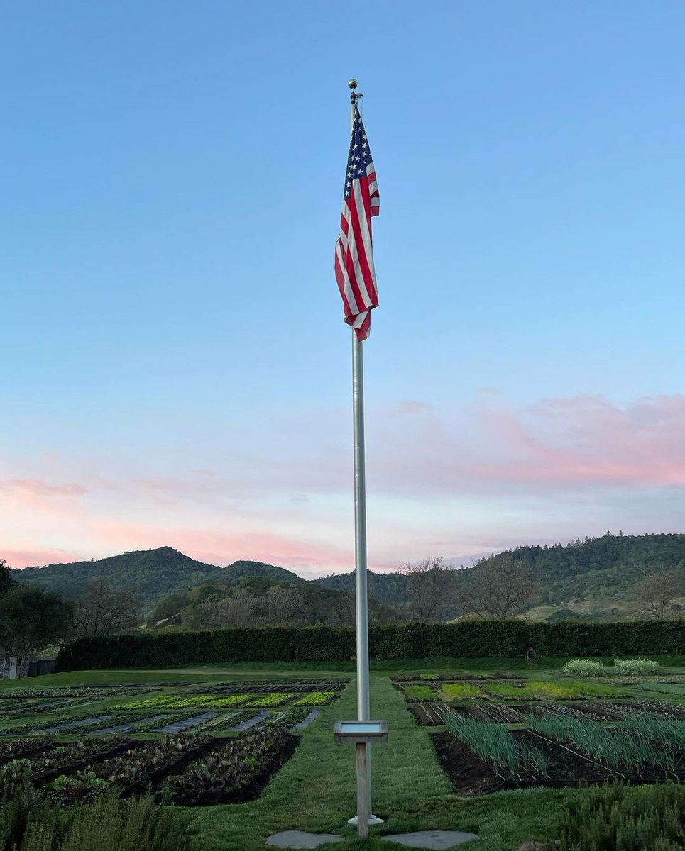 The Town of Yountville is excited to offer a 4th of July Celebration at Veterans Memorial Park on July 4 from 4 – 7 🇺🇸 Live music, food trucks, beer &amp; wine, &amp; family actives. See you there in your Red, White, and Blue! bit.ly/3aKCVQ9 #TasteLifeHere 

Pic by <a href="/rovelover/">Rovel Yu</a>