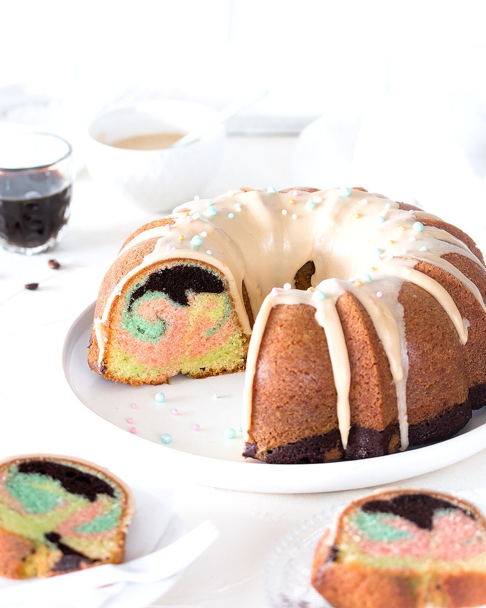 Kann man einen Kaffekuchen eigentlich noch toppen? Ja. Geht. Wenn er im Inneren ein Regenbogen-Marmor-Muster hat zum Beispiel.😉 Ich feiere den Anschnitt jedes Mal! 🦄​​​​​​​​

ZUTATEN⬇️
Für den Teig
🔸️300 g sehr weiche Butter
🔸️300 g feiner Zuc