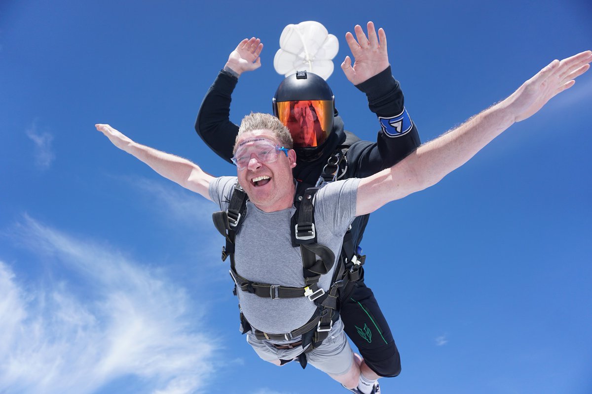 ukskydive's tweet photo. Extreme moment of freedom, captured on video and stills by Ryan Stew!
GET THE VIDEO - RELIVE THE MEMORY!
#tandemskydive #freefallcamera #freefallphotos #skydivecentre #skydivinglondon https://t.co/MkeJMuwYpk