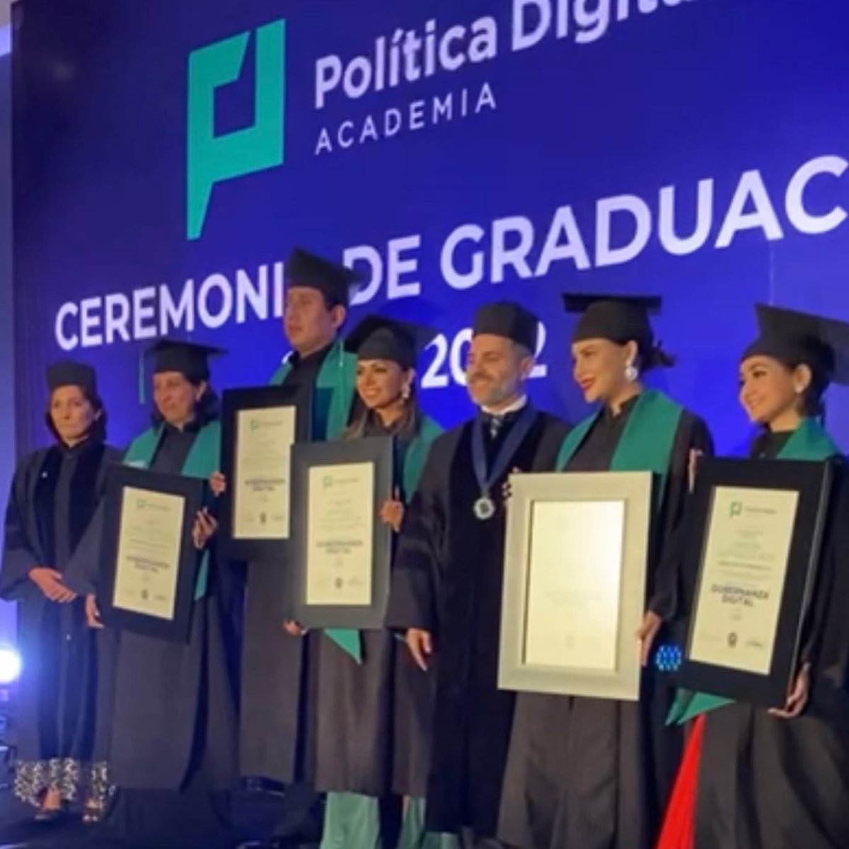Marisol_Calva's tweet photo. 👩🏻‍🎓Maestra en Gobernanza Digital 🤩❤️

Ayer me gradué de la Maestría en Gobernanza Digital, mi segunda maestría. Agradezco a mi querido y muy admirado @MgBranding y a la Academia de Política Digital por estos dos años de formación y aprendizaje. 🥳🎉

¡A seguir especializándonos! https://t.co/xTZui4bQUo