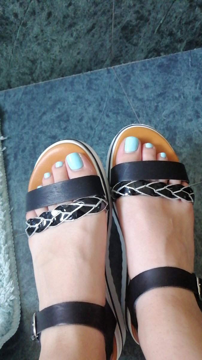 Jessica1999a's tweet photo. Scarpe nuove 💋 #fetish #feetfethish #piedi https://t.co/s5He5imgNK