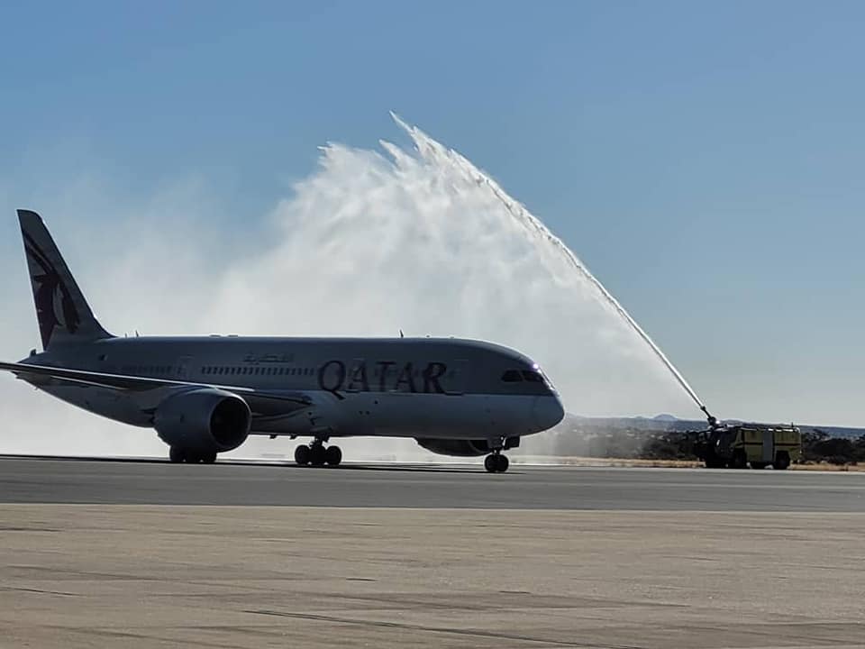 date_africa's tweet photo. 🇳🇦 Namibia : Qatar Airways Boeing 787-8 Dreamliner landed at HKIA on Saturday morning with 98 passengers. They departed with 120 passengers at 12h30. They will service the route between Doha in Qatar and Windhoek three times a week, Tuesdays, Thursdays and Saturdays.
#utdanamibia https://t.co/FIdz2M3I9o