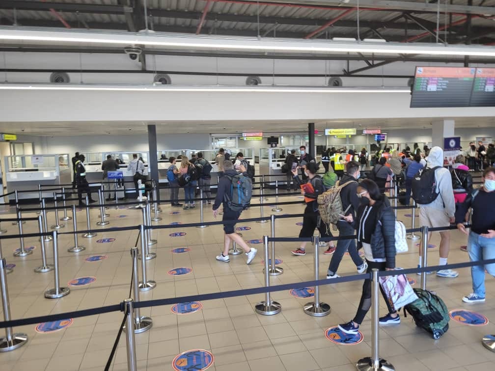 date_africa's tweet photo. 🇳🇦 Namibia : Qatar Airways Boeing 787-8 Dreamliner landed at HKIA on Saturday morning with 98 passengers. They departed with 120 passengers at 12h30. They will service the route between Doha in Qatar and Windhoek three times a week, Tuesdays, Thursdays and Saturdays.
#utdanamibia https://t.co/FIdz2M3I9o