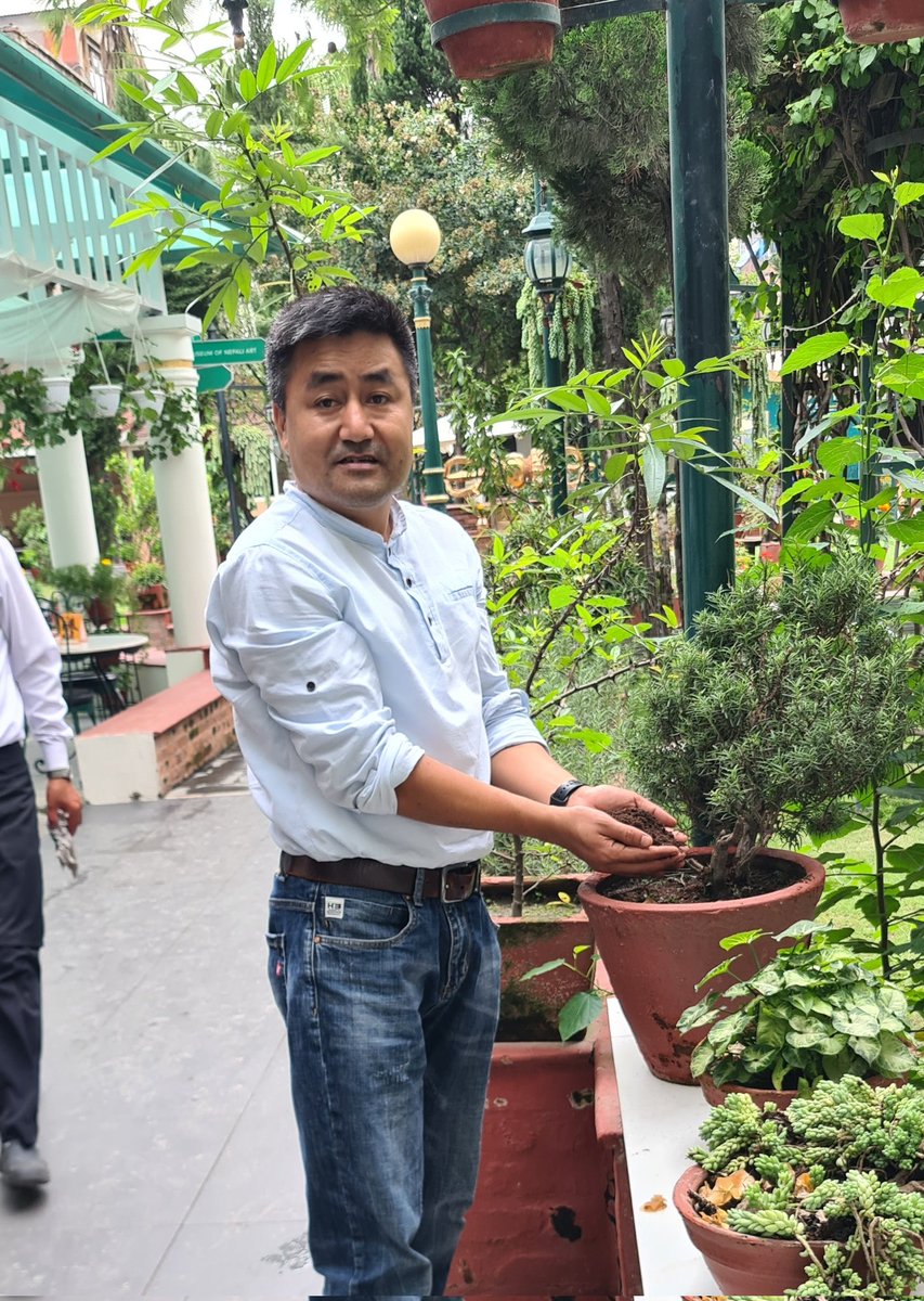 bikashnabin1's tweet photo. भान्साबाट निस्किने कुहिने वस्तुहरुबाट गुणस्तरीय कम्पोस्ट मल,अनि त्यो मल बिरुवामा राखेको। यो र यस्ता चक्रीय प्रणालीमा लाग्दा फोहर ब्यवस्थापनमा टेवा पुग्नुका साथै वातावरणीय र आर्थिक रुपमा पनि लाभ लिन सकिन्छ।
#segregationatsource #compostingisfun #circulareconomy #compostingatsource https://t.co/tTmQvxeleg