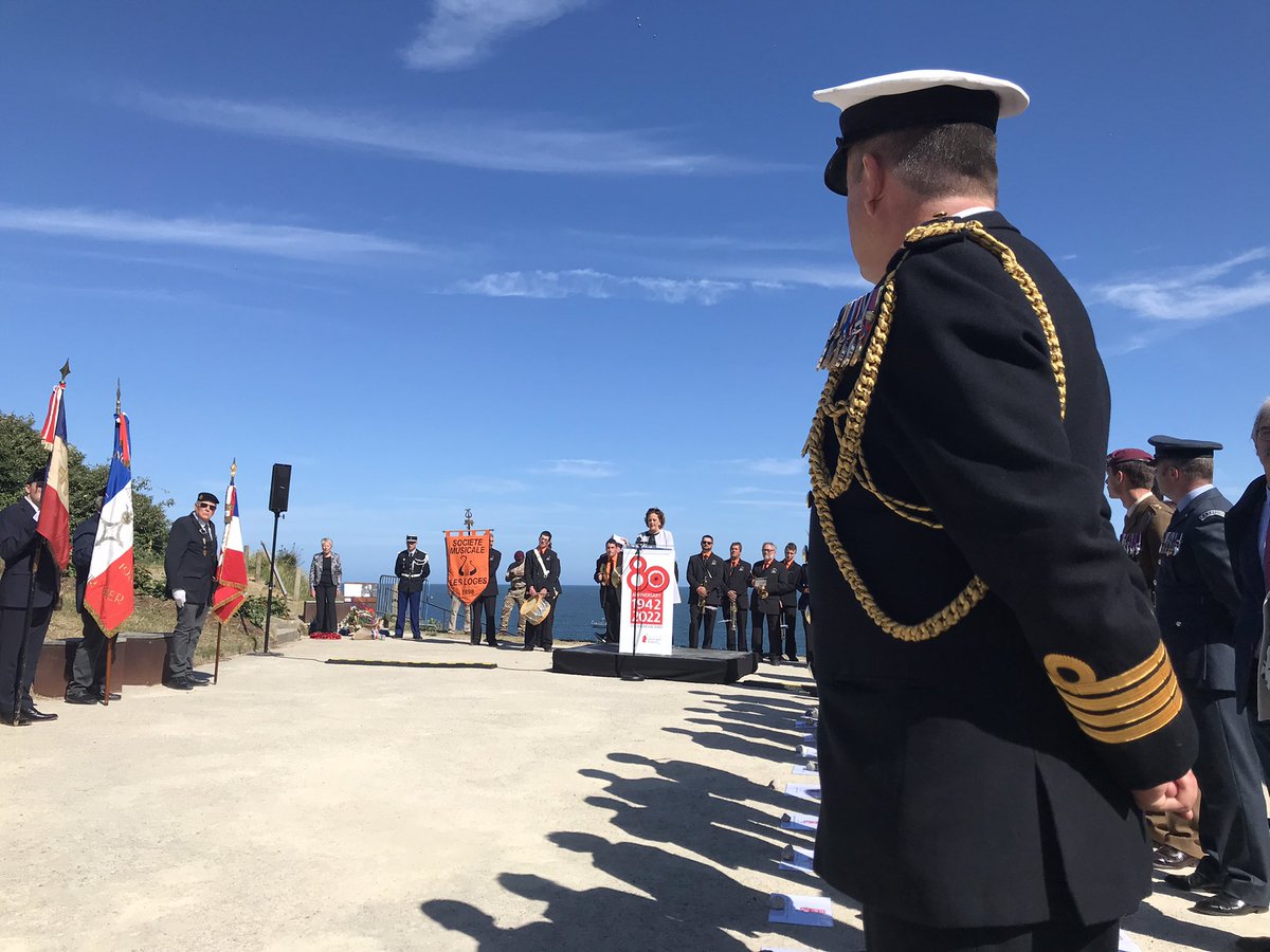 HACRegtlCol's tweet photo. @MennaRawlings @EPhilippe_LH @DefenceHQ @LeHavreMetro #OpBITING @UKDefenceFrance is proud to have had attachés and exchange officers representing @RoyalNavy @BritishArmy &amp; @RoyalAirForce alongside @MennaRawlings and it was especially good to have C (Bruneval) Company of @2PARA_HQ on parade - Utrinque Paratus! #LestWeForget 🇬🇧 🇫🇷 https://t.co/NMYIUkM2Up