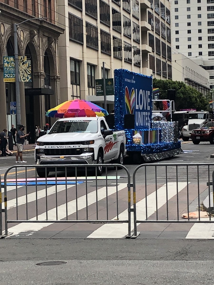 MelanieLCorry's tweet photo. Can’t we have cheerleaders, love, rainbows and Pride on the walk to work everyday? #sfpride2022 #kpix5 @KPIXtv https://t.co/CeZDGFE6R8