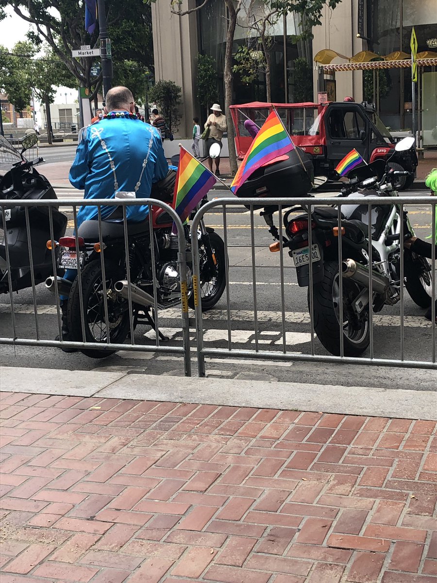 MelanieLCorry's tweet photo. Can’t we have cheerleaders, love, rainbows and Pride on the walk to work everyday? #sfpride2022 #kpix5 @KPIXtv https://t.co/CeZDGFE6R8