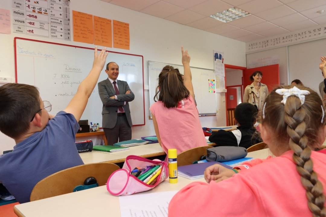BenmiloudKarim's tweet photo. 📚 #UnlivrePourLesVacances
A l’école du Mazet-Saint-Voy (Haute-Loire), sur le plateau du Chambon, avec Mme Aubry @DSDEN_43, nous avons distribué aux CM2 les Fables de La Fontaine.
🇺🇦 2 des élèves ukrainiens accueillis à l'école ont aussi lu en russe "La cigale et la Fourmi". https://t.co/upcCjG5THn