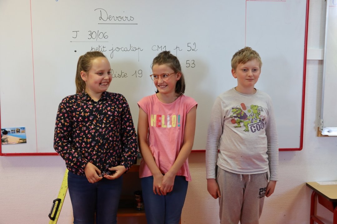 BenmiloudKarim's tweet photo. 📚 #UnlivrePourLesVacances
A l’école du Mazet-Saint-Voy (Haute-Loire), sur le plateau du Chambon, avec Mme Aubry @DSDEN_43, nous avons distribué aux CM2 les Fables de La Fontaine.
🇺🇦 2 des élèves ukrainiens accueillis à l'école ont aussi lu en russe "La cigale et la Fourmi". https://t.co/upcCjG5THn