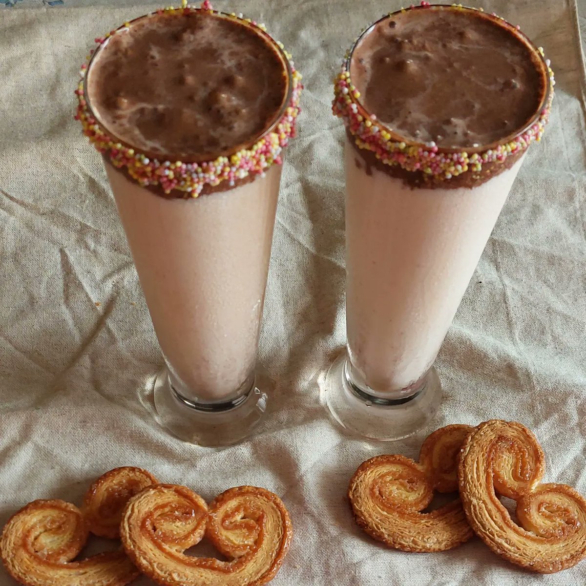AdriRecetas's tweet photo. 🧋🍫-Batido de leche preparada y helado de chocolate-🍫🧋

🤗-Hola receteras y receteros,  hoy os traigo este batido casero tan refrescante y riquísimo. 

#Batido #lechepreparada #heladodechocolate #recetasfaciles #Food #foodlover #casero #amiestilo https://t.co/ZgZdjVLn3b